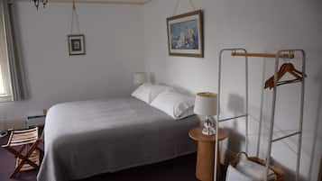 Iron/ironing board, free WiFi, bed sheets