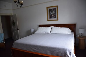 Room - Private Room + Bath • Scenic 3-Mile Trip (bike/hike/walk) to Dillon Beach (Tomales)