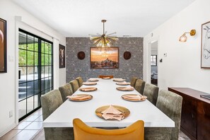 Dining - Sleeps 10 - Pool - Hot Tub - Fire Pit - Playground (San Antonio)