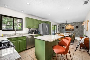 Fridge, microwave, oven, stovetop - Sleeps 10 - Pool - Hot Tub - Fire Pit - Playground (San Antonio)