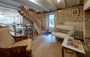 Fireplace - Beautiful home in Saint-Léon-sur-Vézère with WiFi (Saint-Léon-sur-Vézère)