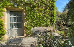 Terrace/patio - Beautiful home in Saint-Léon-sur-Vézère with WiFi (Saint-Léon-sur-Vézère)