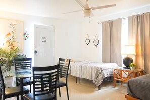 Iron/ironing board, WiFi, bed sheets - Cozy Studio for Casual Comfort — Solar Backup! (Carolina)