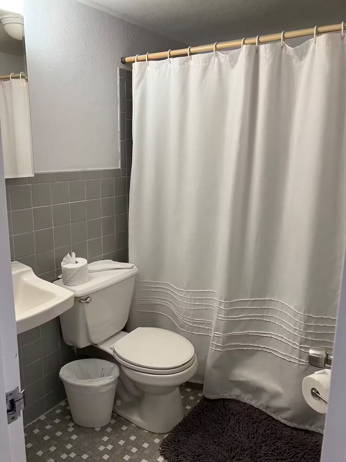 Douche, sèche-cheveux, serviettes fournies, savon