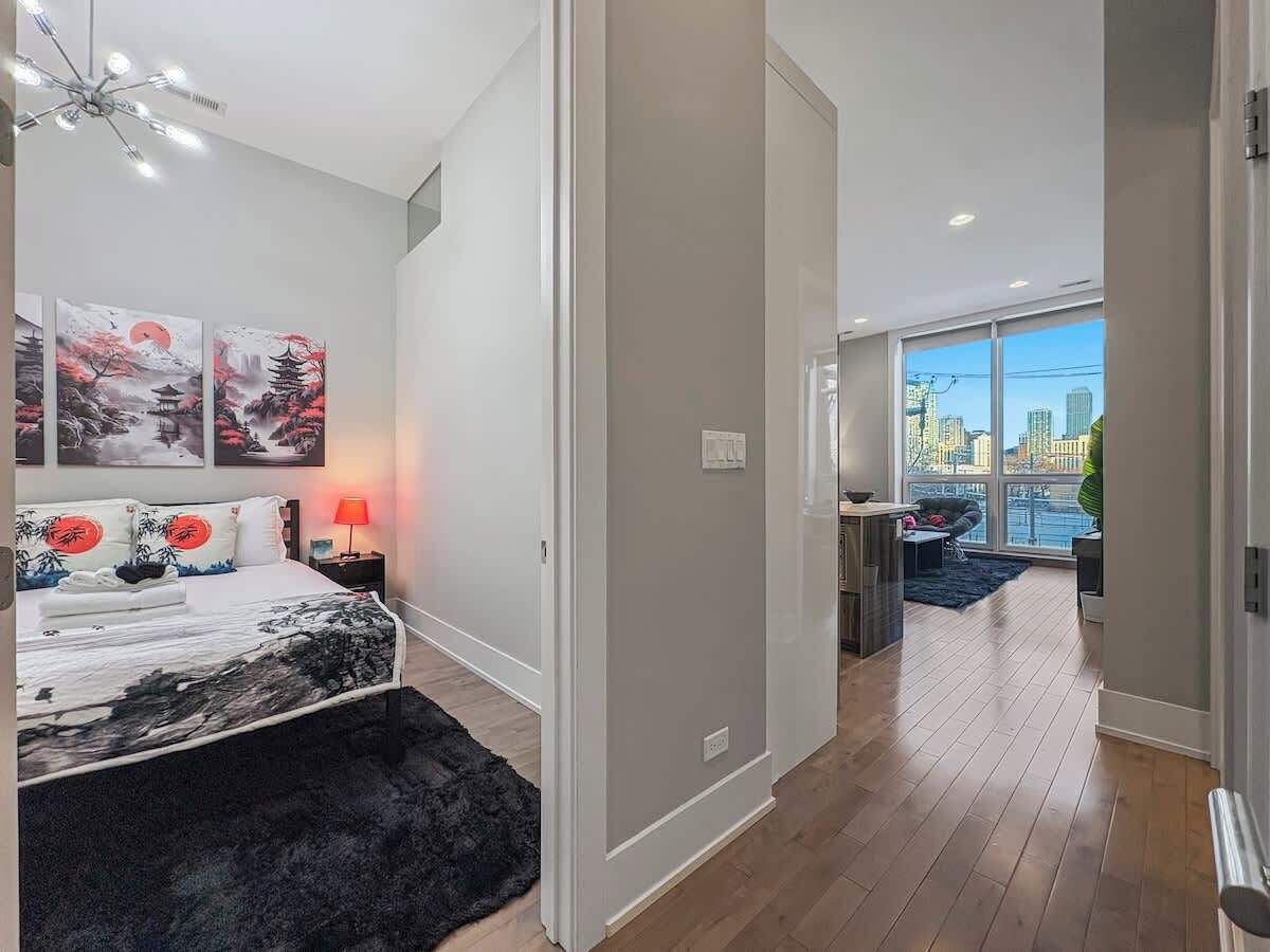 Tabla de planchar con plancha, cuna de viaje y ropa de cama 