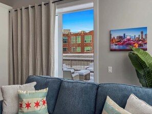 Living area - Chicago-Themed 1BR in a Central Spot near Downtown (Chicago)