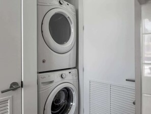 Interior - Chicago-Themed 1BR in a Central Spot near Downtown (Chicago)