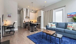 TV, offices - Chicago-Themed 1BR in a Central Spot near Downtown (Chicago)