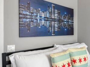 Een strijkplank/strijkijzer, reisbedje, wifi, beddengoed