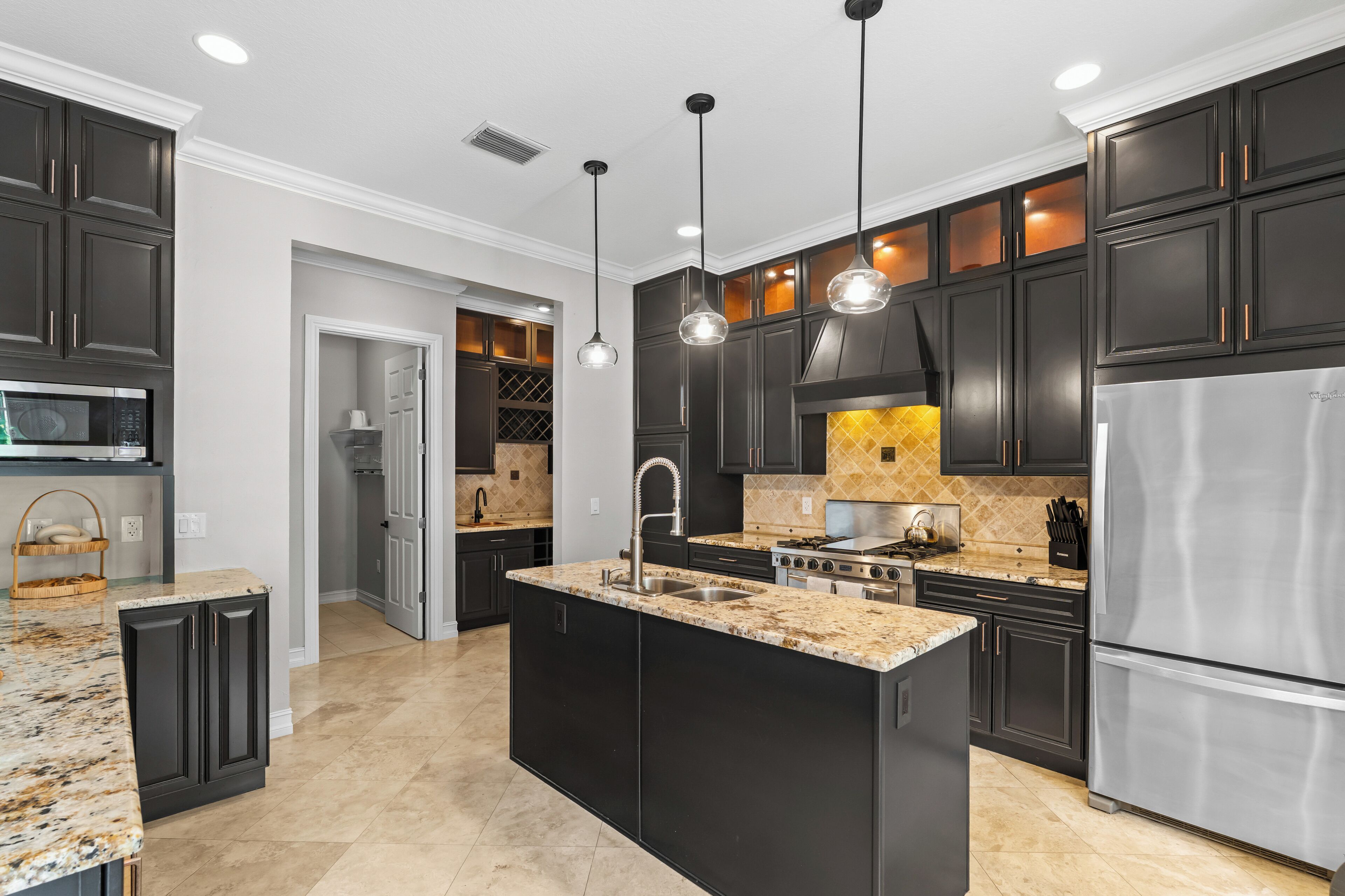 Réfrigérateur, four à micro-ondes, un four, surface de cuisson