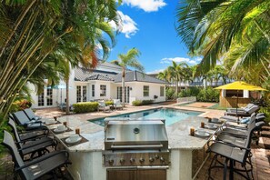 Terrace/patio - Sarasota Bayside House - Cabana - Pool - Fully Stocked - Resort Style Backyard (Sarasota)