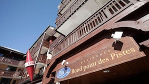 Un edificio con un letrero que dice "Residence Rond point des Pistes".
