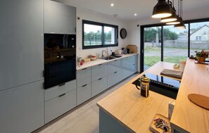 Fridge, oven, dishwasher - Awesome home in CREANCES with WiFi (CREANCES)