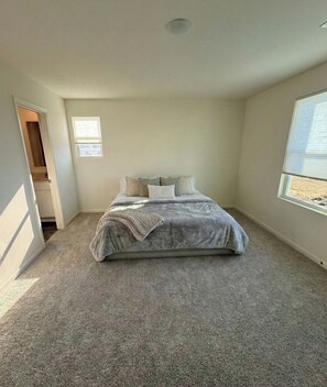 Bed sheets - Spacious 3-bedroom townhome in charming Greenville (Greenville)