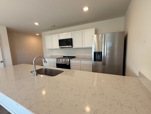 Private kitchen - Spacious 3-bedroom townhome in charming Greenville (Greenville)