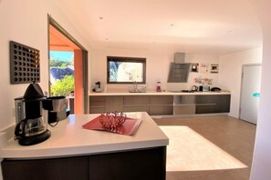 Fridge, microwave, oven, stovetop - Villa La Tour de Pinarello (Zonza)