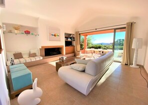 TV - Villa La Tour de Pinarello (Zonza)