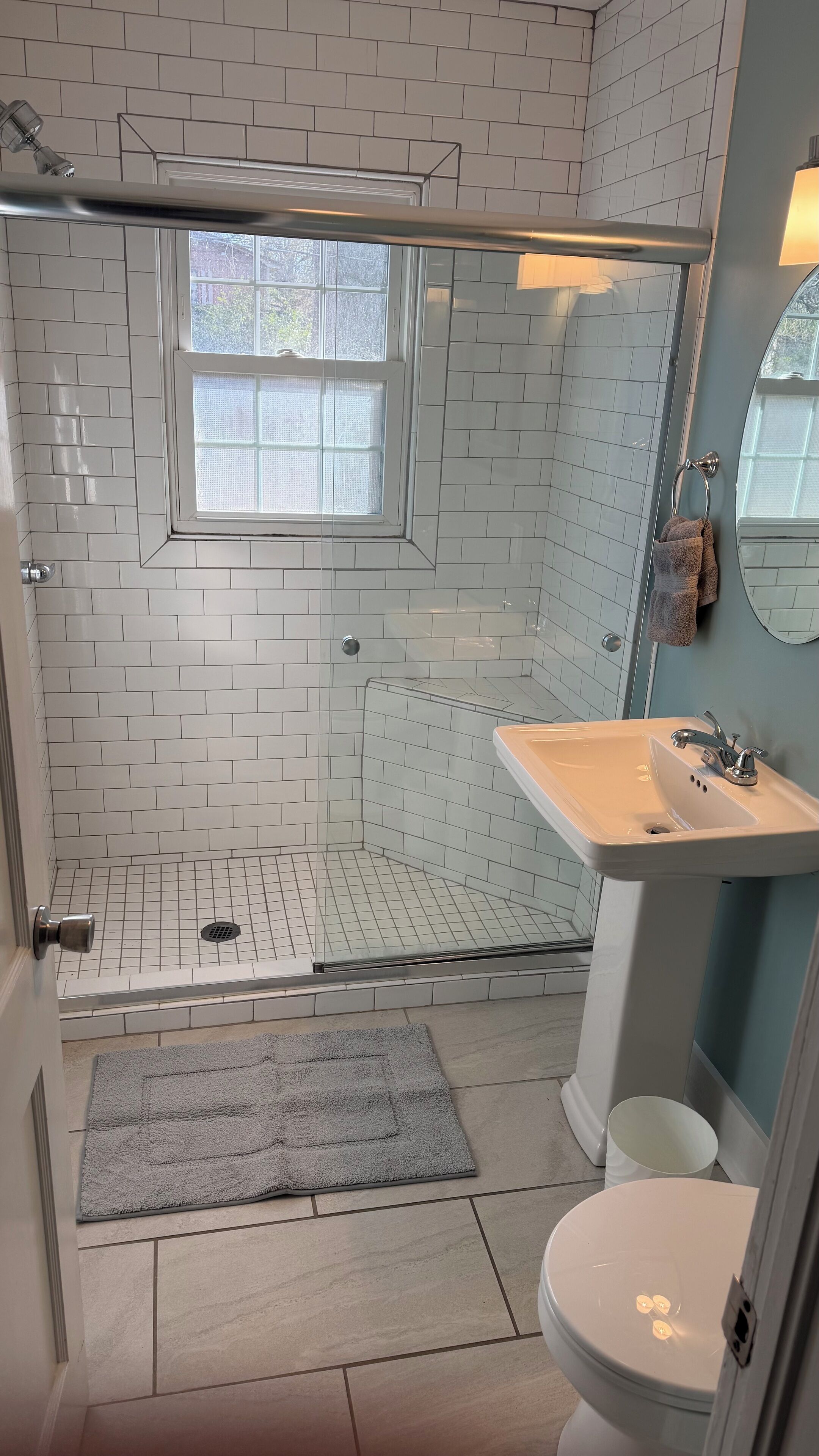 Dusche, Handtücher, Seife, Toilettenpapier