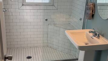 Dusche, Handtücher, Seife, Toilettenpapier