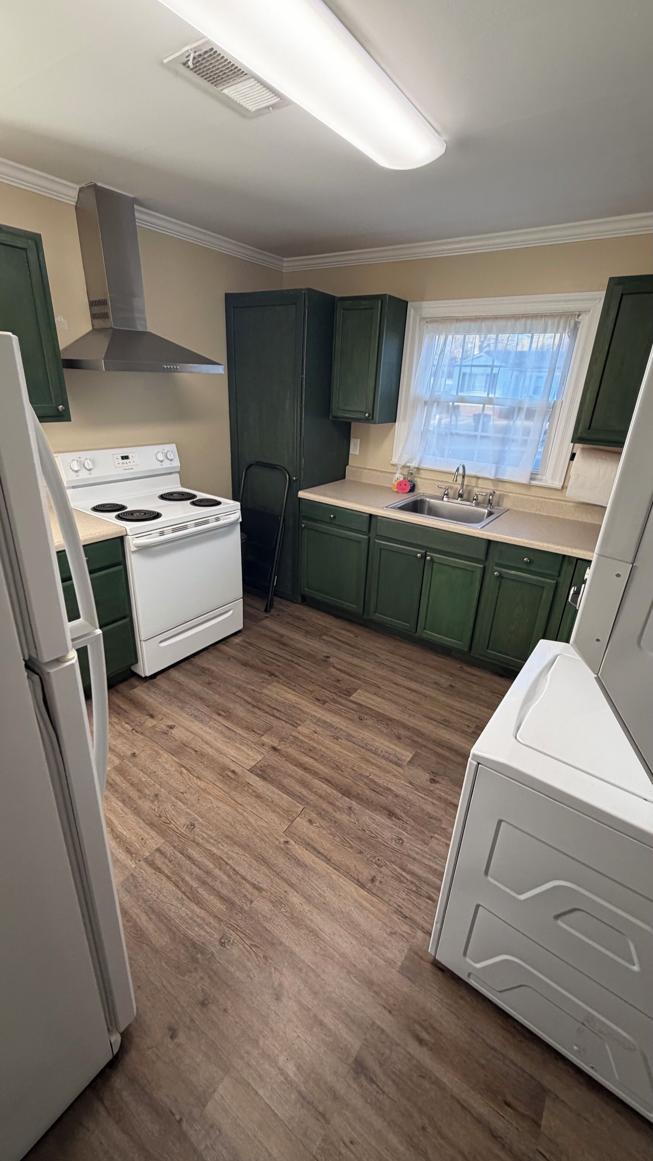 Een microgolfoven, een oven, een kookplaat, een vaatwasser