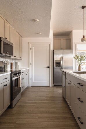 Réfrigérateur, micro-ondes, four, plaque de cuisson