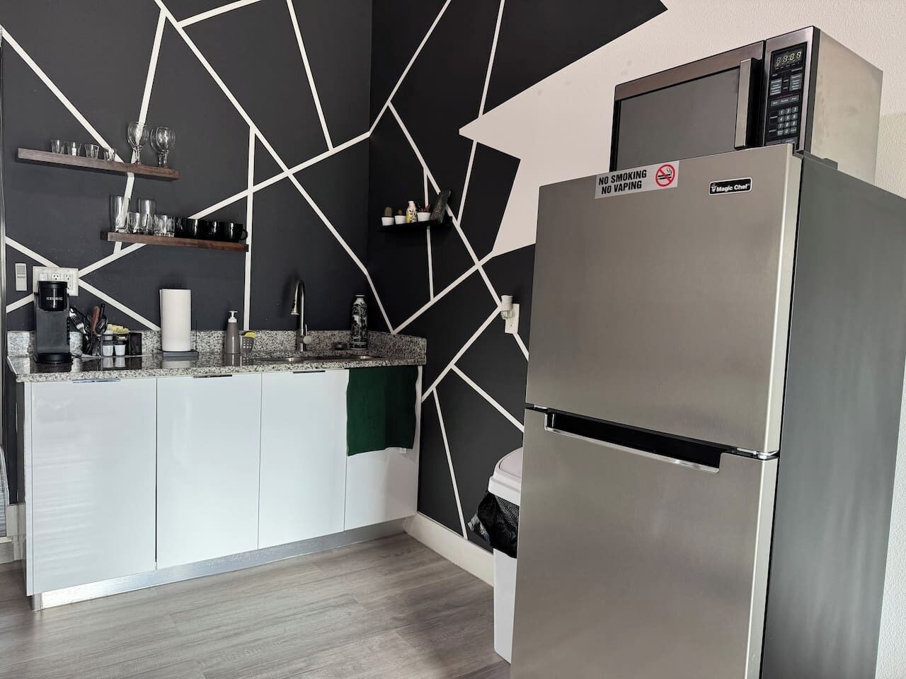 Réfrigérateur, micro-ondes, plaque de cuisson, cafetière/bouilloire