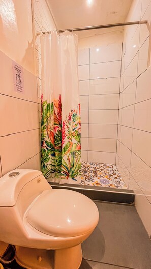 Een douche, een haardroger, handdoeken, zeep
