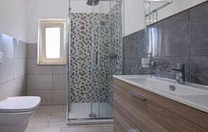 Shower - Gorgeous apartment in Drapia with swimming pool (Drapia)
