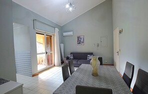 Dining - Stunning apartment in Drapia with WiFi (Drapia)