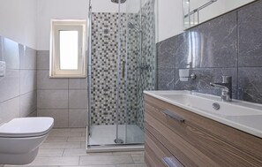 Shower - Stunning apartment in Drapia with WiFi (Drapia)