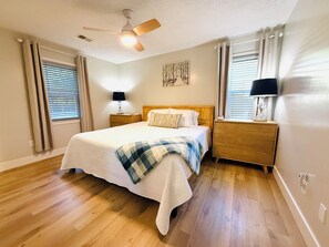 3 bedrooms, iron/ironing board, travel cot, free WiFi - Bluebell Cottage - Renovated, No Checkout Instructions, Close to Downtown (Aiken)