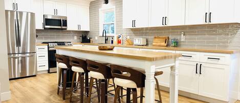 Een koelkast, een microgolfoven, een oven, een kookplaat