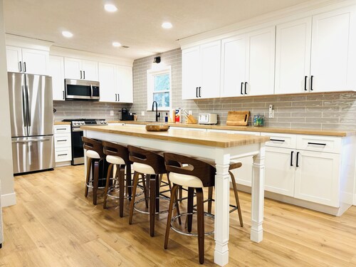 Bluebell Cottage - Renovated, No Checkout Instructions, Close to Downtown