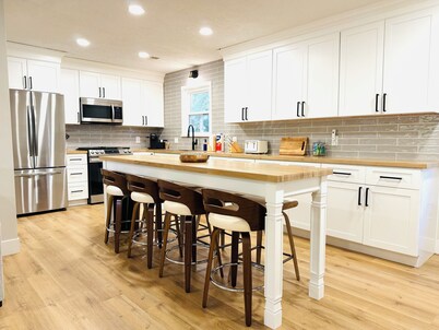 Bluebell Cottage - Renovated, No Checkout Instructions, Close to Downtown