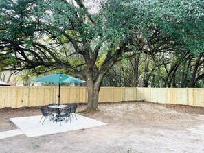 Outdoor dining - Bluebell Cottage - Renovated, No Checkout Instructions, Close to Downtown (Aiken)