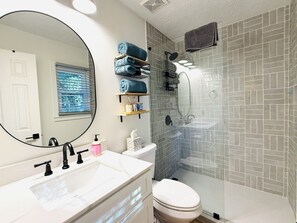 Shower, hair dryer, towels, soap - Bluebell Cottage - Renovated, No Checkout Instructions, Close to Downtown (Aiken)