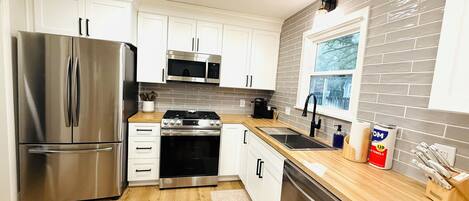 Kjøleskap, mikrobølgeovn, ovn og kokeplater