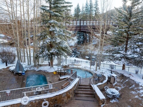 Ski in/Ski Out to Gondola,Hot Tubs,Pool, Ski Valet