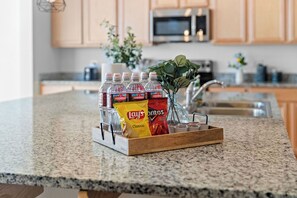 Wasserkocher mit Kaffee-/Teezubehör, Kühlschrank, Mikrowelle, Ofen