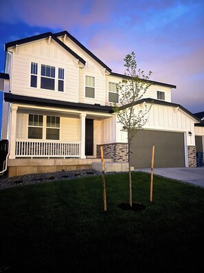 Exterior - Modern Home 10 minutes from the Denver International Airport & Gaylord Resort! (Commerce City)