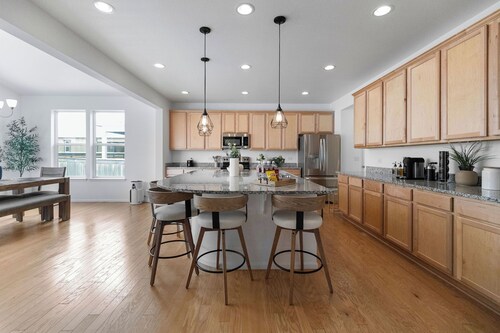 Modern Home 10 minutes from the Denver International Airport & Gaylord Resort!