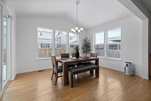 Dining - Modern Home 10 minutes from the Denver International Airport & Gaylord Resort! (Commerce City)