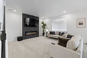 Smart TV, fireplace - Modern Home 10 minutes from the Denver International Airport & Gaylord Resort! (Commerce City)