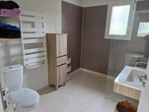 Ducha, secador de pelo, toallas y jabón