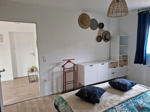 Tabla de planchar con plancha, Internet, ropa de cama