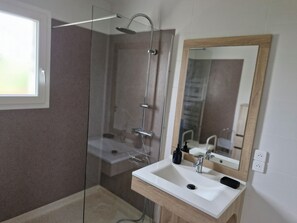 Ducha, secador de pelo, toallas, jabón