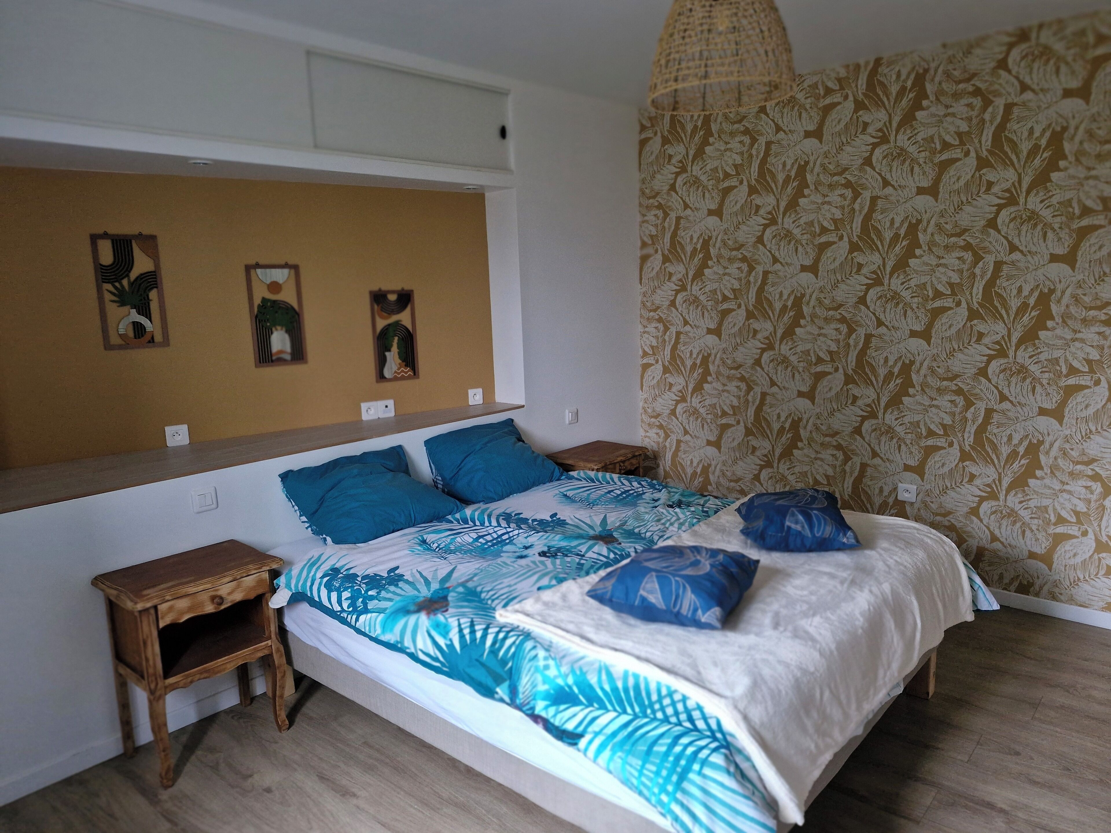 Tabla de planchar con plancha, Internet, ropa de cama