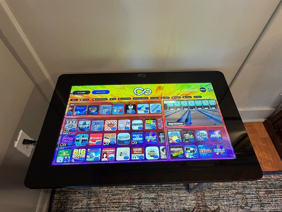Ein digitales Display mit verschiedenen Spieloptionen.