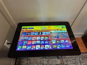 Ein digitales Display mit verschiedenen Spieloptionen.