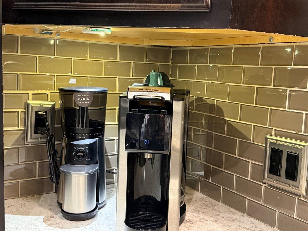 Una cocina equipada con cafetera y dispensador de agua.
